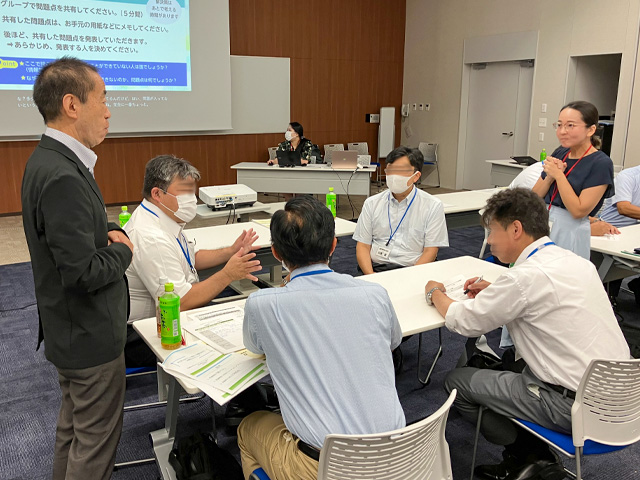 体験型プログラムで障害の社会モデルを学習する参加者の様子